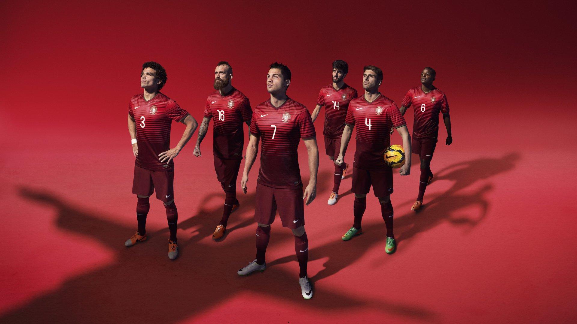 英超转会风暴，曼联锁定新锐射手，利物浦达成重磅交易，热刺队长告别