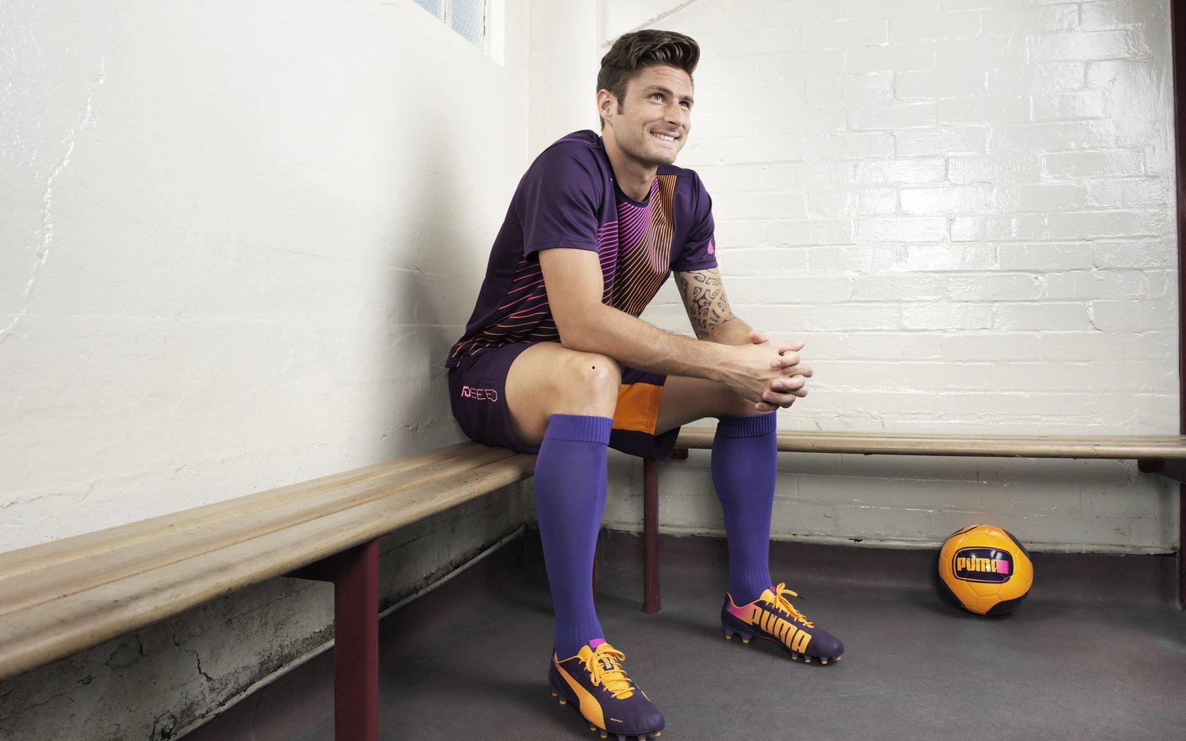 拜仁季前赛激战热刺，凯恩倒戈旧主，新援迪亚斯奥利塞齐亮相