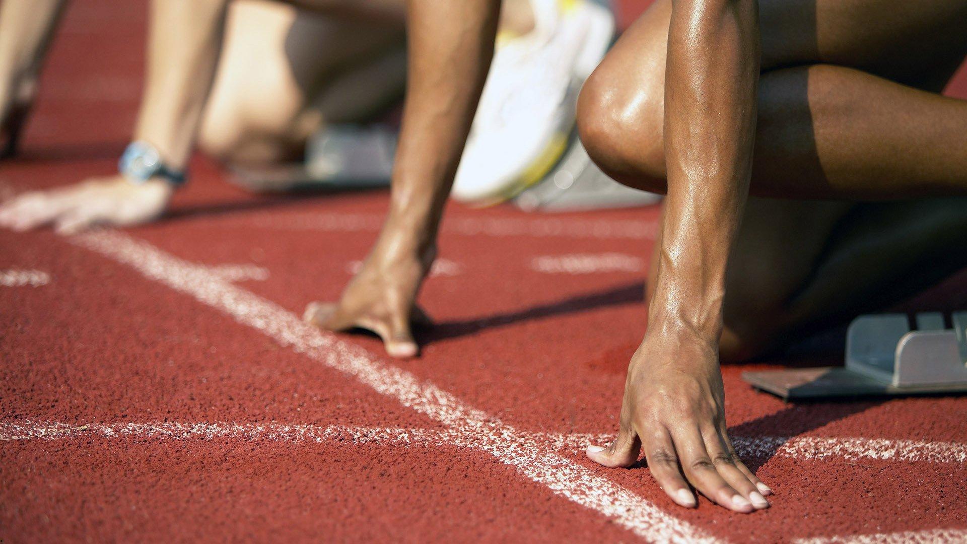 法国队深陷泥潭,王勤伯剖析德尚执教危机,战术僵化与更衣室矛盾齐爆发